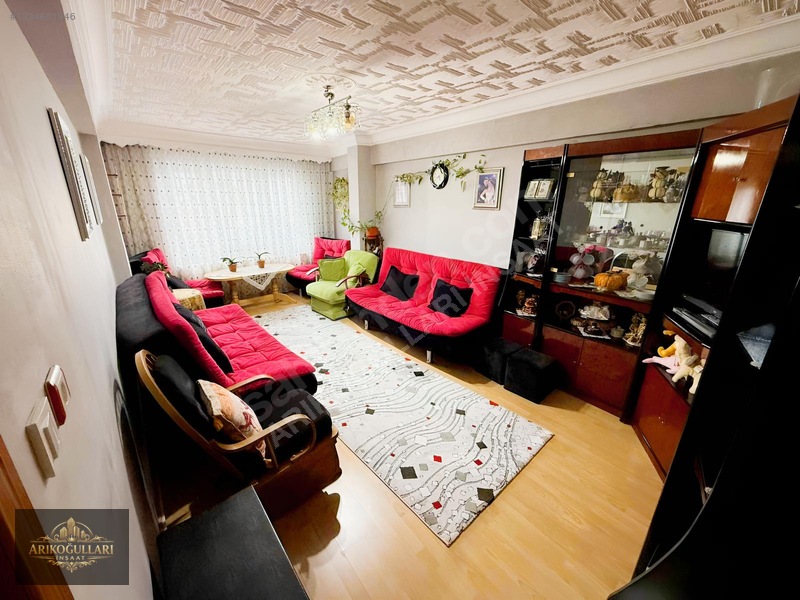 Uğur Mumcu Mahallesi'nde çift balkonlu 2+1 daire — fotoğraf 1